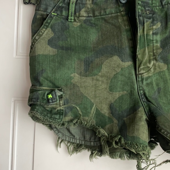 NWT FREE PEOPLE Cutoff Camo Shorts SZ 2 - Picture 4 of 7